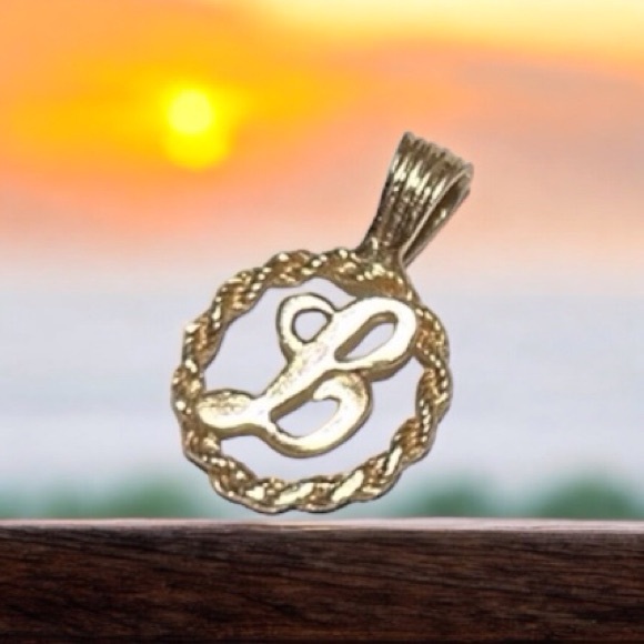 Solid 14k Gold Love Letter Initial L Pendant. - Picture 2 of 9